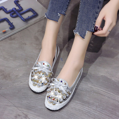 Fényes női mokaszinok szürke és fekete gyöngyökkel