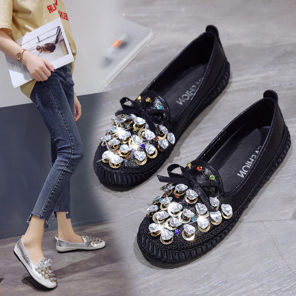 Fényes női mokaszinok szürke és fekete gyöngyökkel