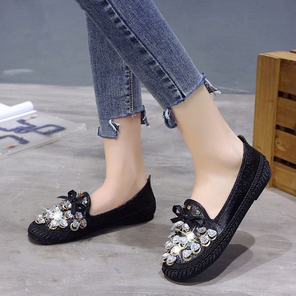Fényes női mokaszinok szürke és fekete gyöngyökkel