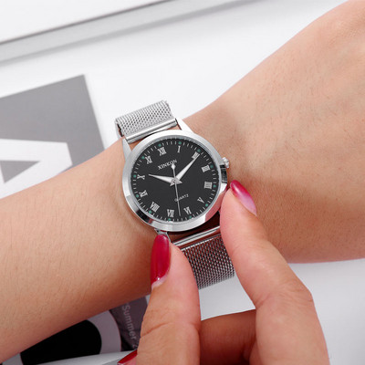 Modern női karóra fém szíjjal, többféle színben