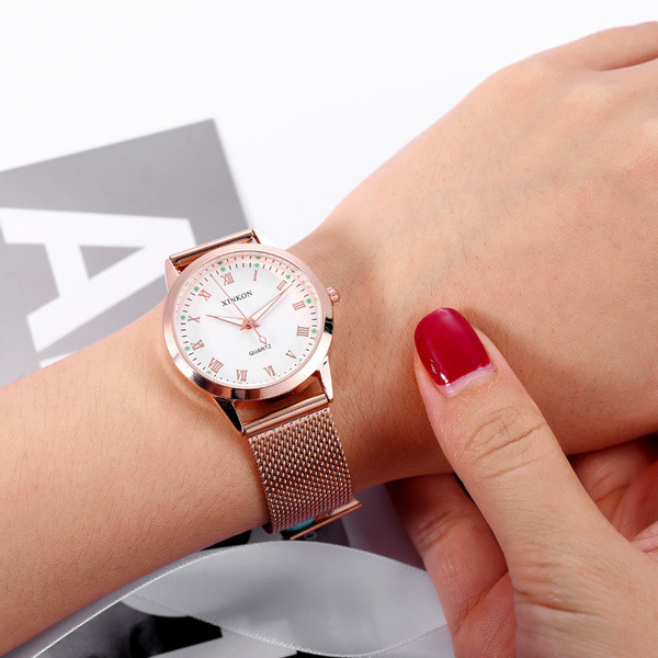 Modern női karóra fém szíjjal, többféle színben