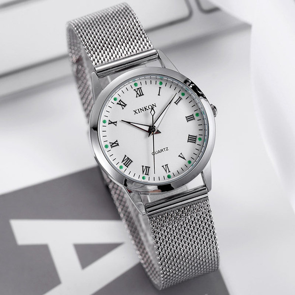 Modern női karóra fém szíjjal, többféle színben