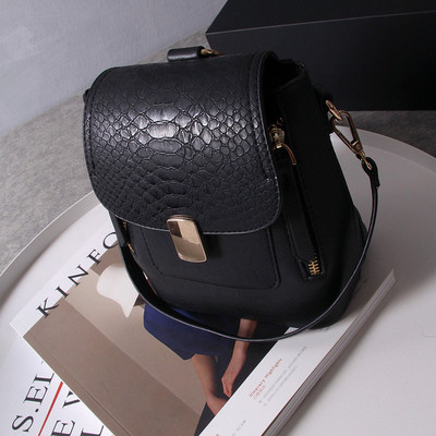 Малка раница с метална закопчалка в няколко цвята