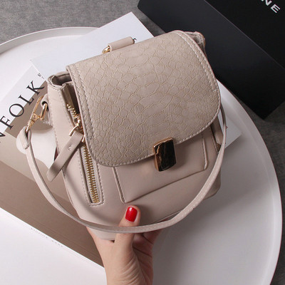 Малка раница с метална закопчалка в няколко цвята