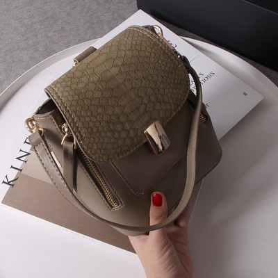 Малка раница с метална закопчалка в няколко цвята