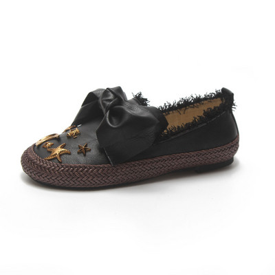 Női mokaszinok szalaggal és fém elemekkel három színben