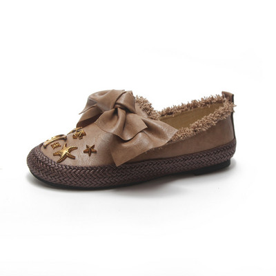 Női mokaszinok szalaggal és fém elemekkel három színben