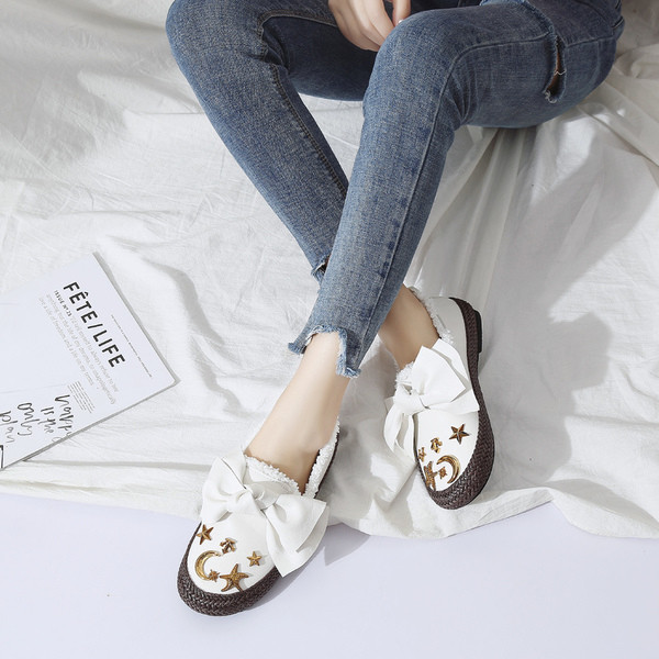 Női mokaszinok szalaggal és fém elemekkel három színben