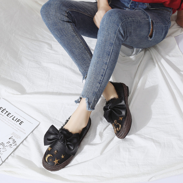 Női mokaszinok szalaggal és fém elemekkel három színben