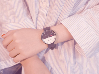 Дамски часовник с гумена каишка в няколко модела и цвята