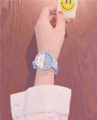 Дамски часовник с гумена каишка в няколко модела и цвята