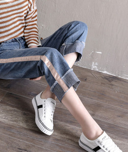 Blugi lungi de dama de culoare deschisa potriviti pentru utilizarea de zi cu zi