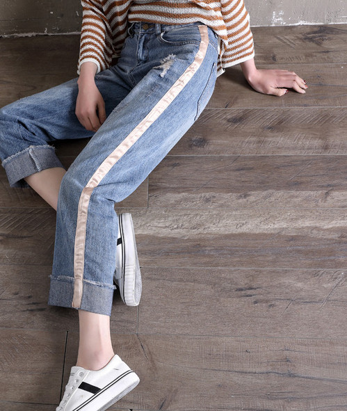 Blugi lungi de dama de culoare deschisa potriviti pentru utilizarea de zi cu zi