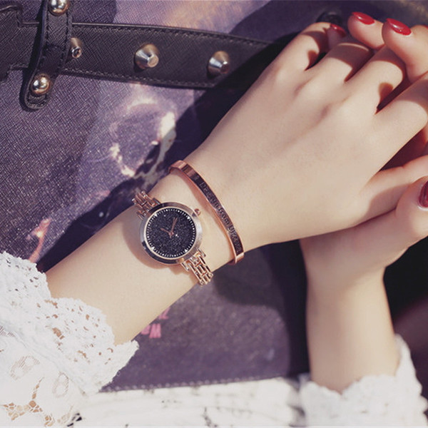 Elegáns női karóra két színben brokáttal és fém szíjjal