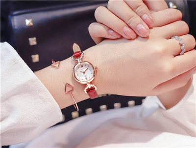 Női napi karóra több színben