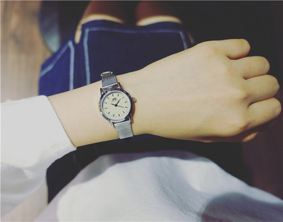 Stílusos női karóra több színben, fém szíjjal