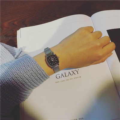 Stílusos női karóra több színben, fém szíjjal