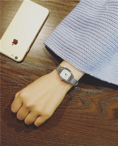 Stílusos női karóra több színben, fém szíjjal