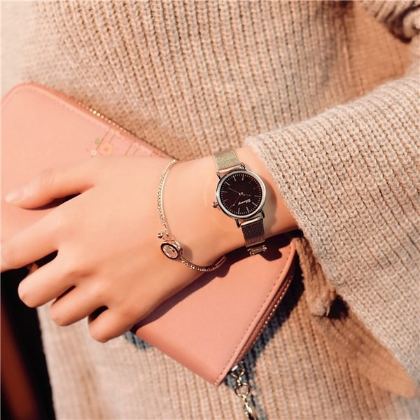 Stílusos női karóra több színben, fém szíjjal