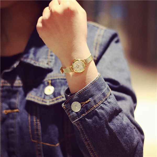 Elegáns női karóra két színben, fém szíjjal