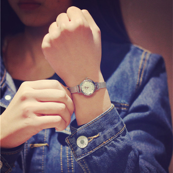 Elegáns női karóra két színben, fém szíjjal