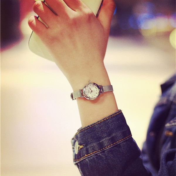 Elegáns női karóra két színben, fém szíjjal