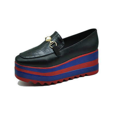Модерни дамски мокасини с цветна платформа и метална декорация