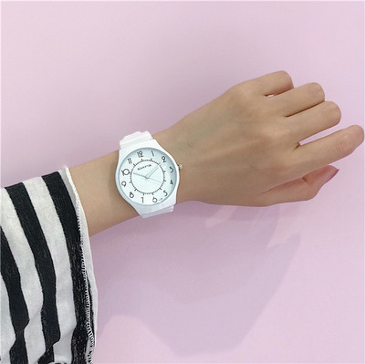 Modern női karóra gumi szíjjal, többféle színben