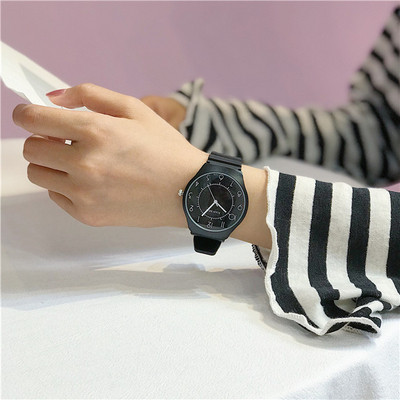 Modern női karóra gumi szíjjal, többféle színben