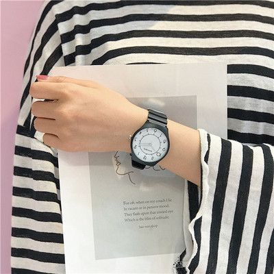 Modern női karóra gumi szíjjal, többféle színben