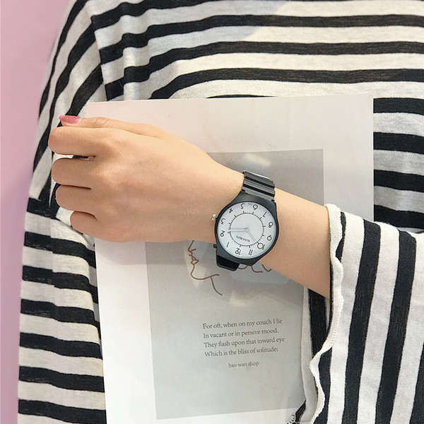 Modern női karóra gumi szíjjal, többféle színben