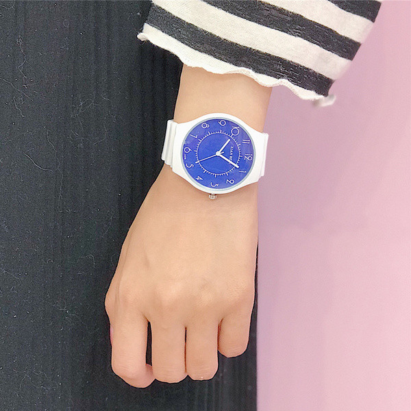 Modern női karóra gumi szíjjal, többféle színben