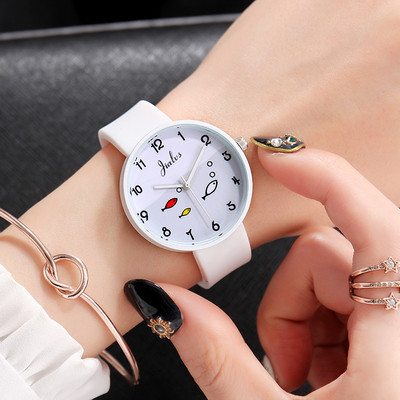 Női karóra többféle modellben és színben