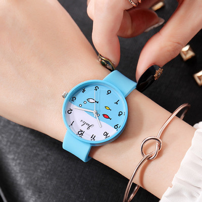 Női karóra többféle modellben és színben