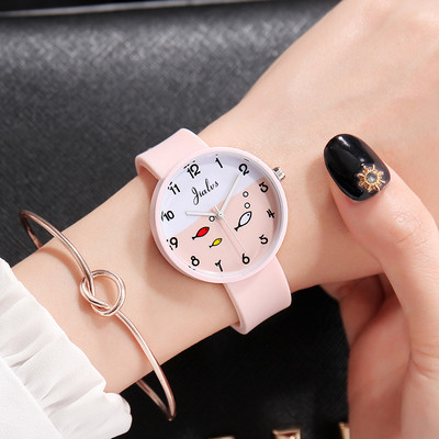 Női karóra többféle modellben és színben