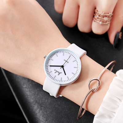 Női karóra többféle modellben és színben