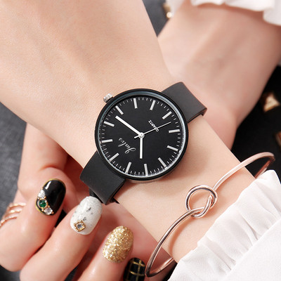 Női karóra többféle modellben és színben