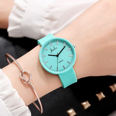 Női karóra többféle modellben és színben