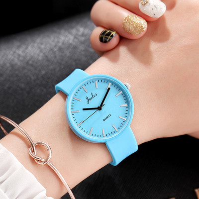 Női karóra többféle modellben és színben