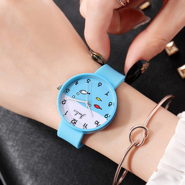 Női karóra többféle modellben és színben