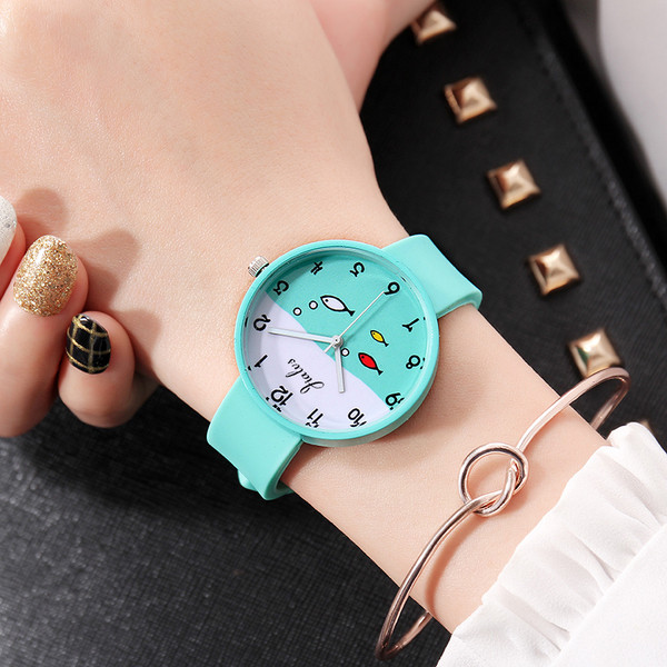 Női karóra többféle modellben és színben