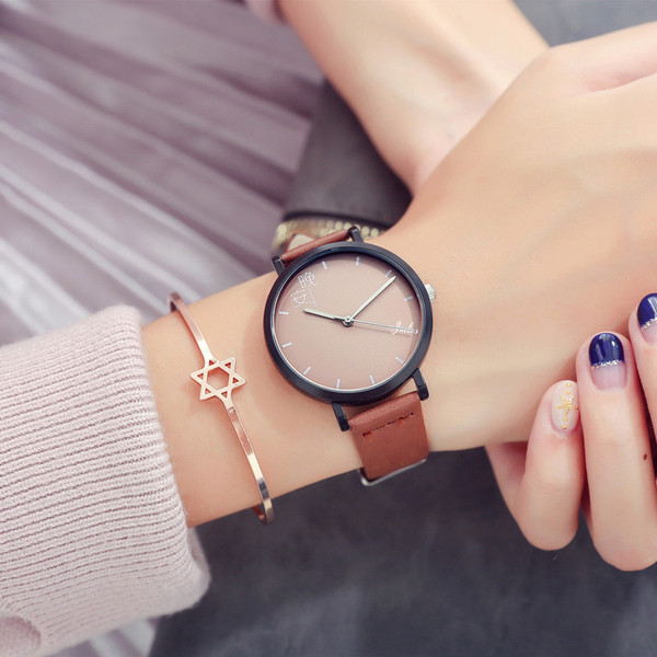 Modern női karóra három színben, mindennapi használatra