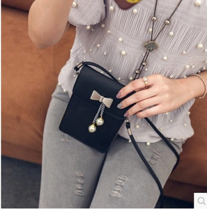 Stílusos női táska hosszú füllel