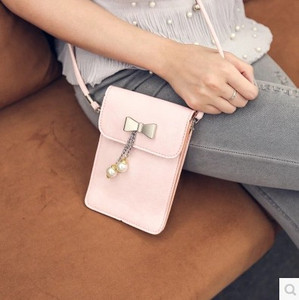 Stílusos női táska hosszú füllel