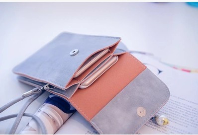 Stílusos női táska hosszú füllel