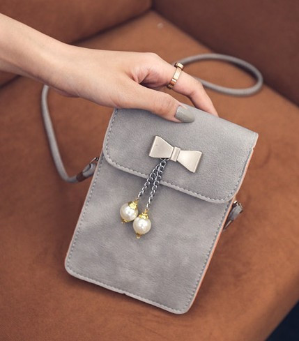 Stílusos női táska hosszú füllel