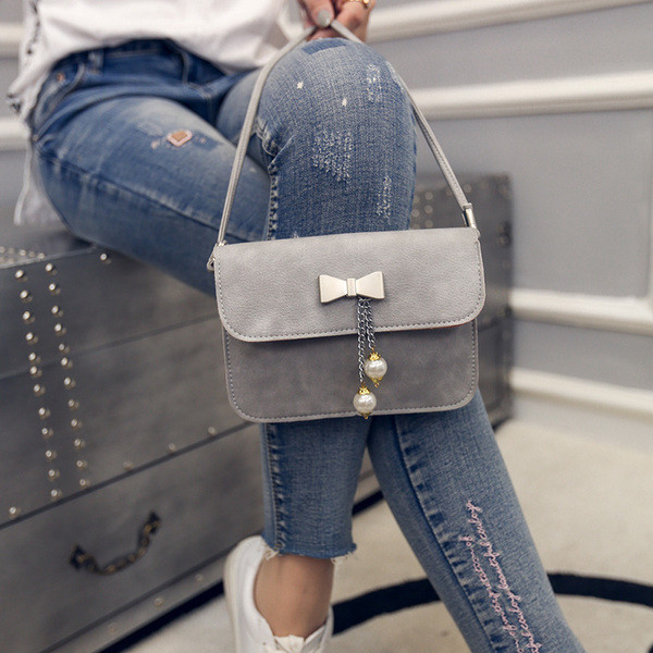 Stílusos női táska hosszú füllel