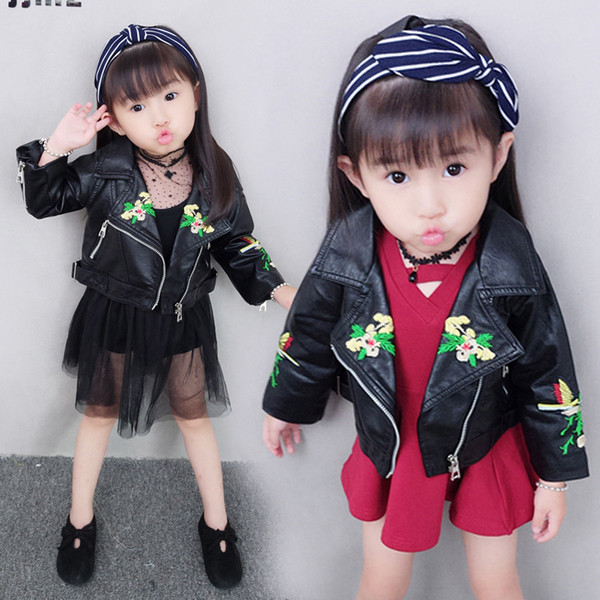 Μοντέρνο παιδικό δερμάτινο μπουφάν με έγχρωμο κέντημα