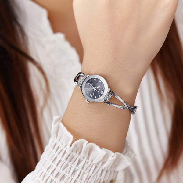 Ceas elegant de dama cu pietre decorative in doua culori