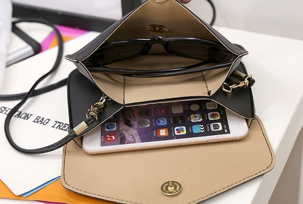 Kis női táska fém csattal több színben